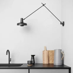 Arigato vägglampa lång, svart 110cm