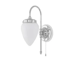 Blomberg Vägglampa m. dragbrytare, förnicklad mässing/benvit