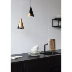 Cornet taklampa, svart/mässing