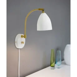 Deluxe vägglampa LED, mattvit/mässing 22cm