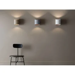 Sinne G9 vägglampa, vitstruktur/mässing