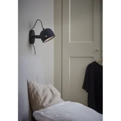 Svejk 13 vägglampa, svart