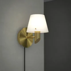 Vägglampa Gil satin brass/opal glas