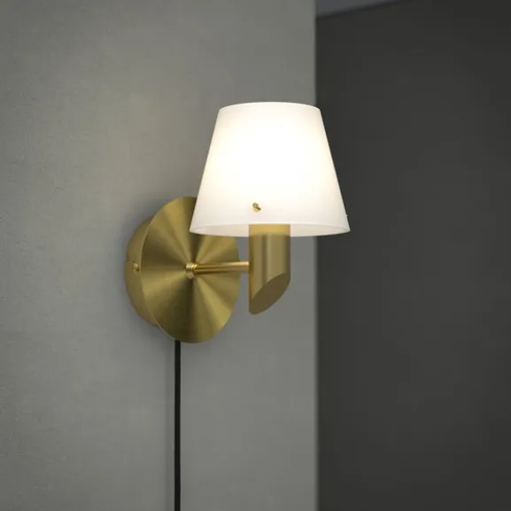 Vägglampa Gil satin brass/opal glas
